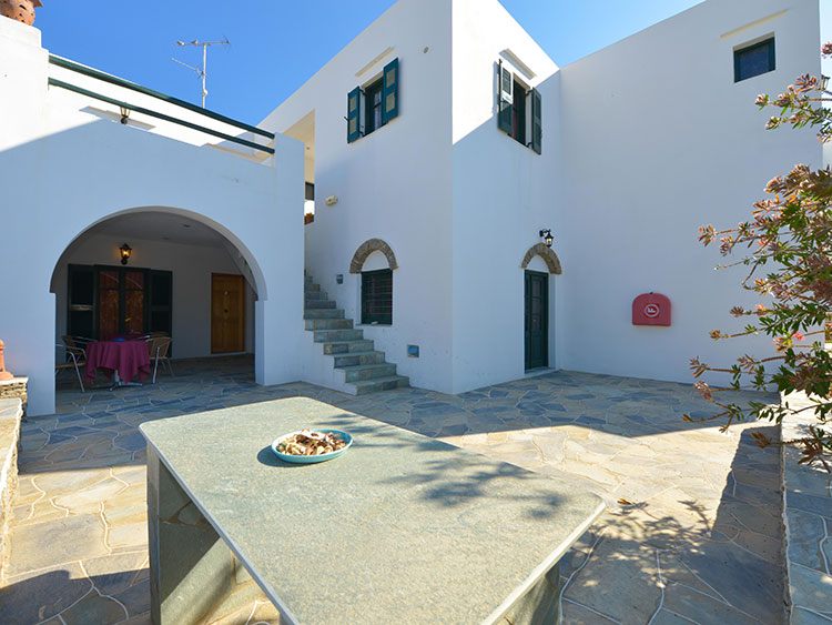 Cyclades Beach apartments in Sifnos - Common use yard